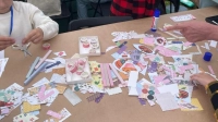 Юных участников семейного фестиваля научили делать закладки для книг