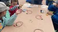 На семейном фестивале детей учили делать макет светодиода с использованием альтернативной энергии