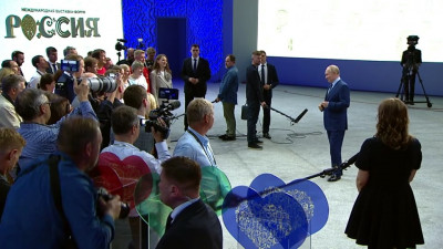 Владимир Путин на ВДНХ проводит встречу с сотрудниками выставки «Россия»