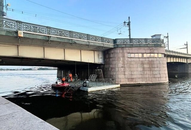 К Литейному мосту прибился понтон - tvspb.ru