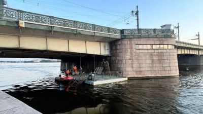 К Литейному мосту прибился понтон