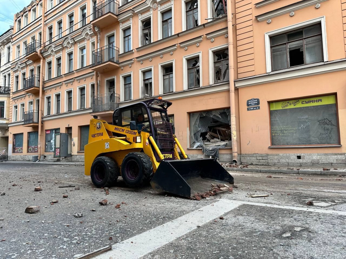 В схему движения транспорта по Большой Зелениной улице внесли изменения в связи с работами в доме, где просели конструкции - tvspb.ru