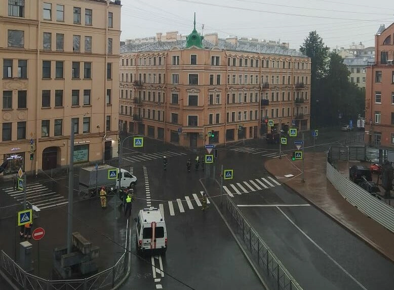 Жители дома на Малом проспекте, где произошло ЧП, пожаловались на трещины в одной из квартир - tvspb.ru