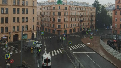 Жители дома на Малом проспекте, где произошло ЧП, пожаловались на трещины в одной из квартир