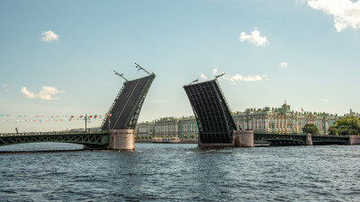 Два теплохода столкнулись у Дворцового моста