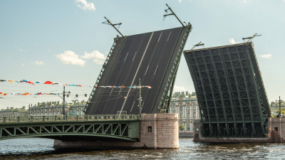 Петербургские мосты во время навигации в этом году развели более двух тысяч раз: лидером стал Дворцовый