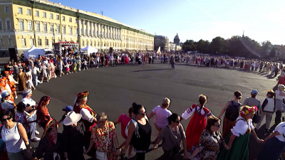 Больше тысячи человек водили хороводы на Дворцовой площади