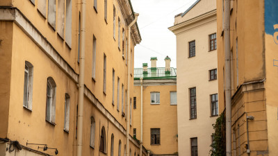 Рост цен и высокие ставки: риелтор объяснила, почему россияне все чаще покупают комнаты в коммуналках