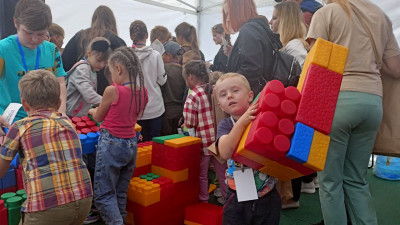 На Семейном фестивале дети сами строили макет Большого Смоленского моста