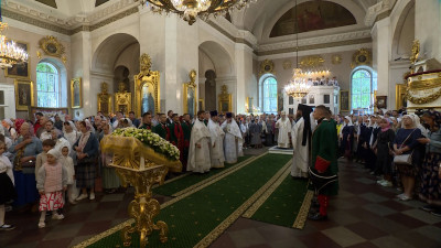 В честь Преображения Господня митрополит Санкт-Петербургский и Ладожский Варсонофий возглавил в Спасо-Преображенском соборе Божественную литургию