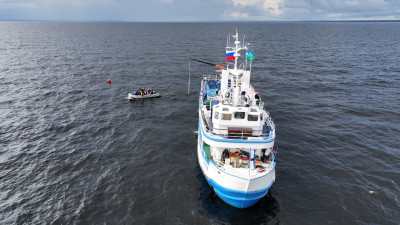 Дайверы изучают затонувшее старинное судно в Ладожском озере