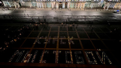 На Дворцовой площади устроили акцию солидарности с жителями Курской области