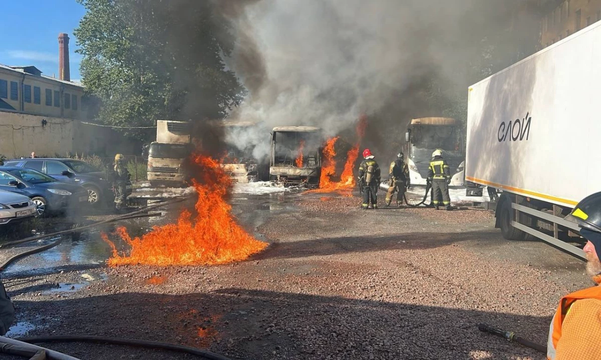 В районе автовокзала на Обводном канале сгорели три автобуса - tvspb.ru