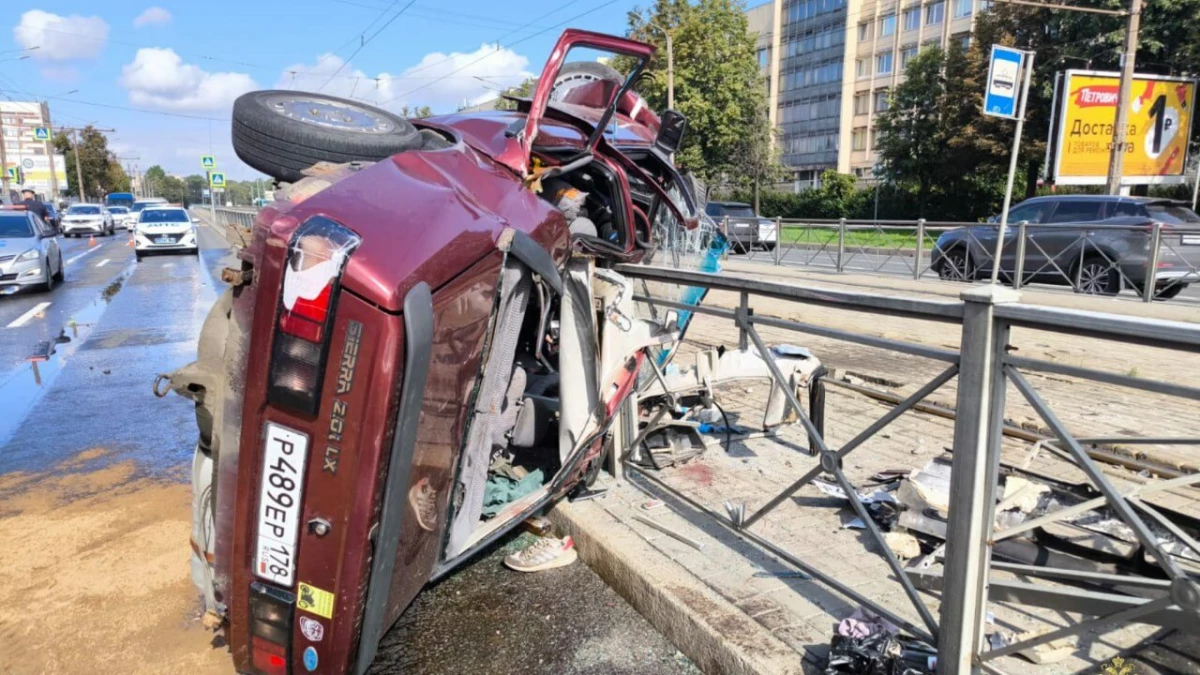 На Бухарестской улице пьяный водитель сбил металлическое ограждение, отправив в больницу себя и пассажиров - tvspb.ru