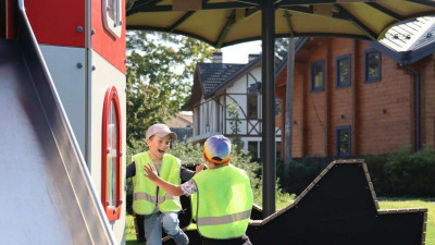 В Курортном районе открыли три новые детские площадки и прогулочную зону