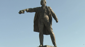 В Петербурге ремонтируют самый высокий памятник Ленину