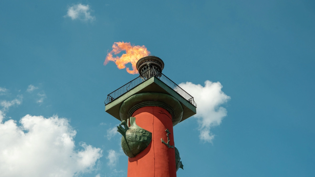 Александр Беглов: В честь Дня города будут зажжены факелы Ростральных колонн и подсвечены мосты в цвета российского триколора - tvspb.ru