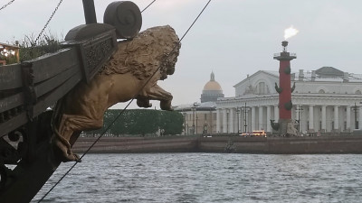 По поручению губернатора Санкт-Петербурга Александра Беглова в День Государственного флага России зажгут факелы Ростральных колонн