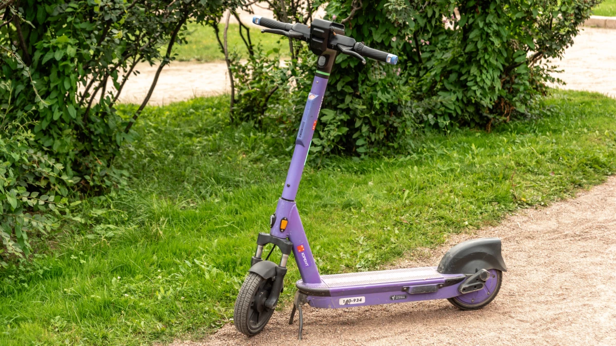 В Петербурге рецидивист попросил прокатиться на электросамокате и украл его - tvspb.ru