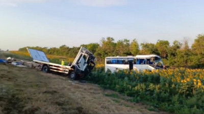 В Волгоградской области автобус столкнулся с грузовиком – 16 человек пострадали