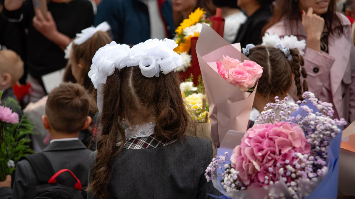 Роскачество рекомендует отказаться от лилий и гиацинтов в букетах к 1 сентября - tvspb.ru