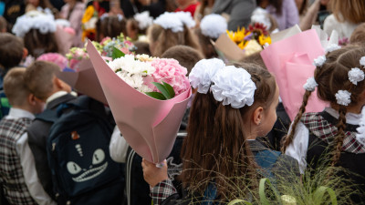Экономист рассказала, во сколько обойдется букет цветов на День знаний в 2025 году