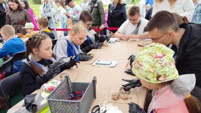 В парке Героев-Пожарных участников Семейного фестиваля учат делать кормушки для птиц