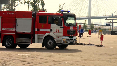 В Петербурге стартовал финал соревнований по маневрированию на пожарных машинах