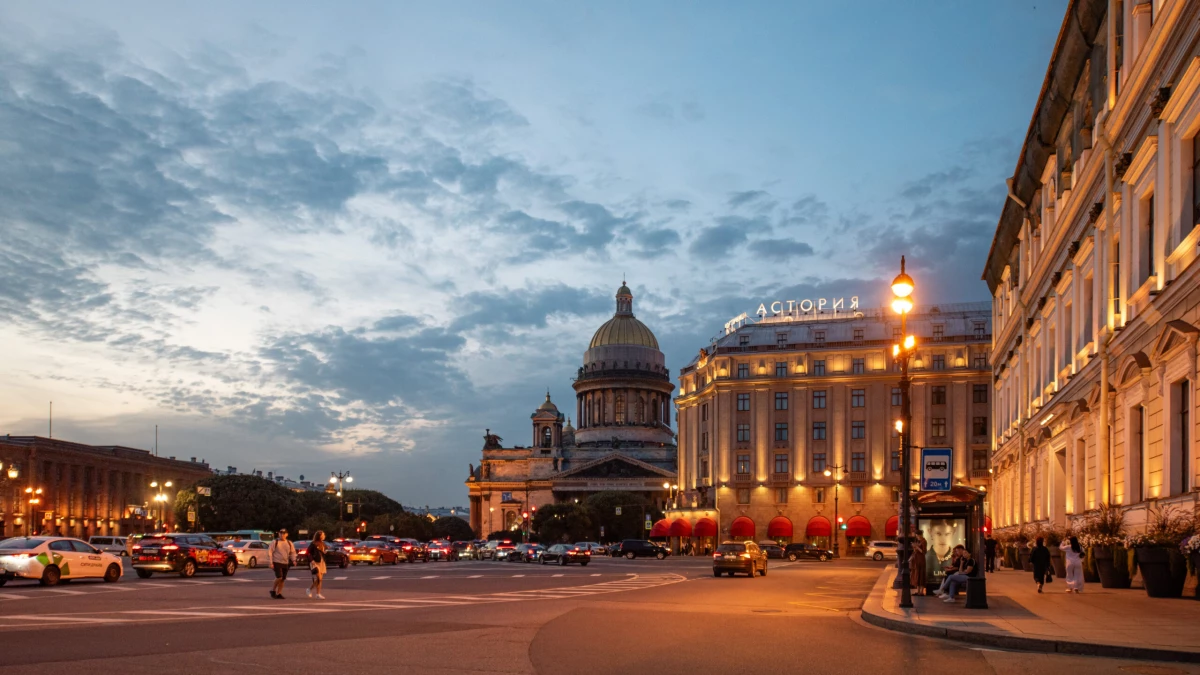 Полицейские задержали стрелявших из аэрозольного пистолета на Исаакиевской площади - tvspb.ru
