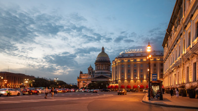 Полицейские задержали стрелявших из аэрозольного пистолета на Исаакиевской площади