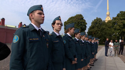 В парке Боевого Братства губернатор Санкт-Петербурга Александр Беглов возложил цветы к памятникам воинов-десантников в честь Дня российской гвардии