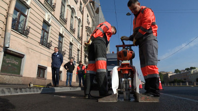 Теплый асфальт уложили на улице Римского-Корсакова