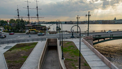 У Биржевого моста открыли пешеходный тоннель с подогревом