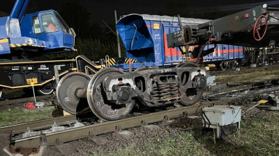 В Петербурге вагоны грузового поезда сошли с рельсов