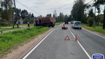 В Волосовском районе Ленобласти мотоциклист попал под грузовик