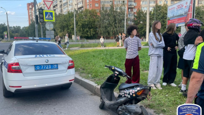 На улице Дмитрия Устинова остановили подростка, который ездил на мопеде без прав