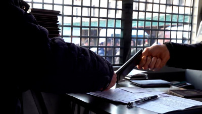 Массовая драка в центре города обернулась наездом на сотрудника полиции