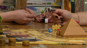 Манкала, бирюльки, гусёк. В какие настольные игры играли в прошлом и какими увлекаются в настоящем?