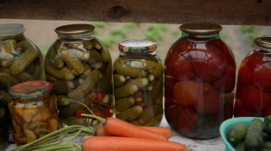 Аккуратно собрать, правильно сложить и радоваться зимой: как сохранить выращенный урожай