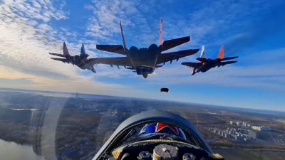 Авиагруппа «Стрижи» выложила видео эффектного полета над Петербургом из кабины пилота