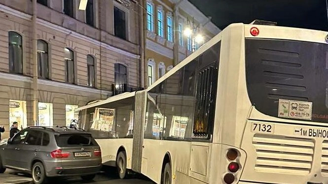 К ДТП с автобусом на Малой Морской улице могло привести плохое самочувствие водителя - tvspb.ru