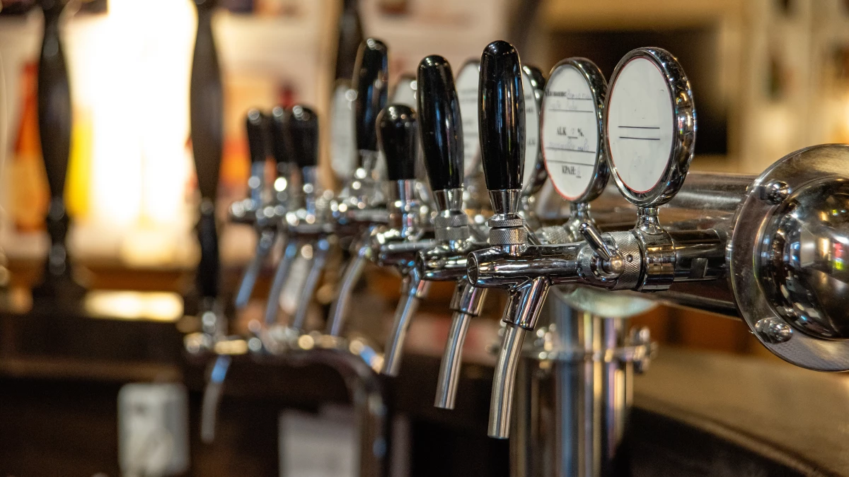 Посетитель бара на Коломяжском проспекте внезапно стал угрожать его взорвать - tvspb.ru