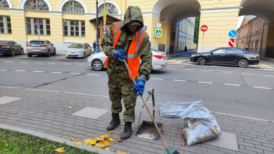 Улицы Петербурга убирают 826 дворников и 618 единиц техники