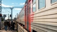 На Витебском направлении задержали поезд — пассажиры продолжили путь на следующем составе