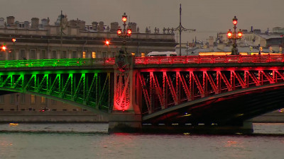 Троицкий мост подсветили цветами белорусского флага