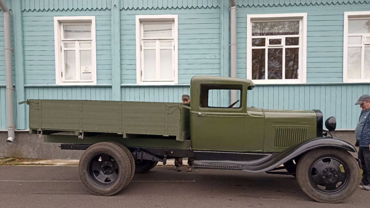 Легендарная полуторка появилась в музее «Штаб автомобилистов Дороги жизни» - tvspb.ru