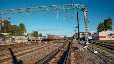 Поезд Псков – Санкт-Петербург сбил легковой автомобиль на ж/д переезде в Ленобласти