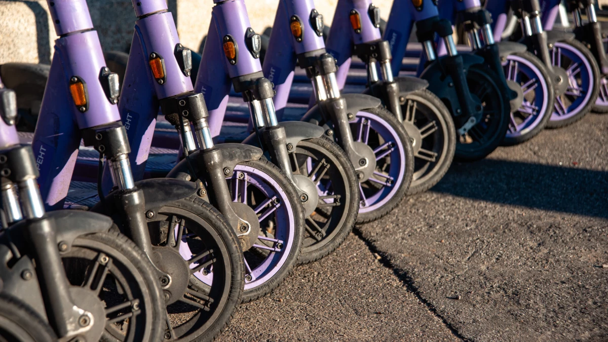 Петербуржцев предупредили, что каршеринговые сервисы могут отключить электросамокаты из-за погоды - tvspb.ru