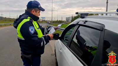 В Петербурге водителя БМВ, нарушившего правила 1 453 раза, отвезли в военкомат для постановки на учёт