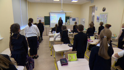 Петербургские родители школьников рассказали, как относятся к запрету на использование телефонов на уроках